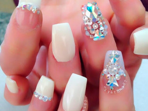 12 Beautiful manicure; fashion drawings on the nails